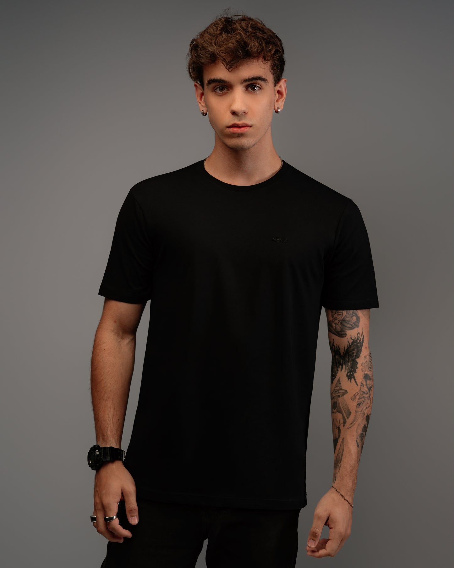CAMISETA EM ALGODÃO PIMA COM BORDADO