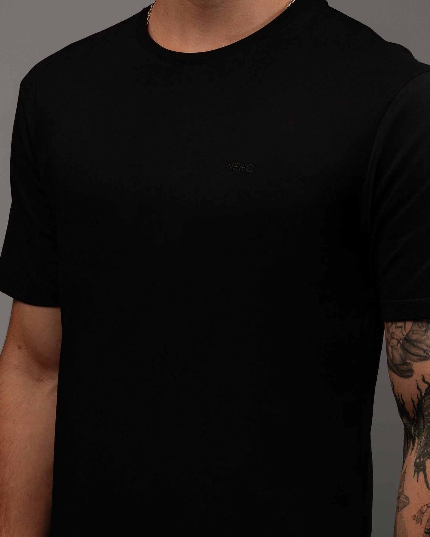 CAMISETA EM ALGODÃO PIMA COM BORDADO