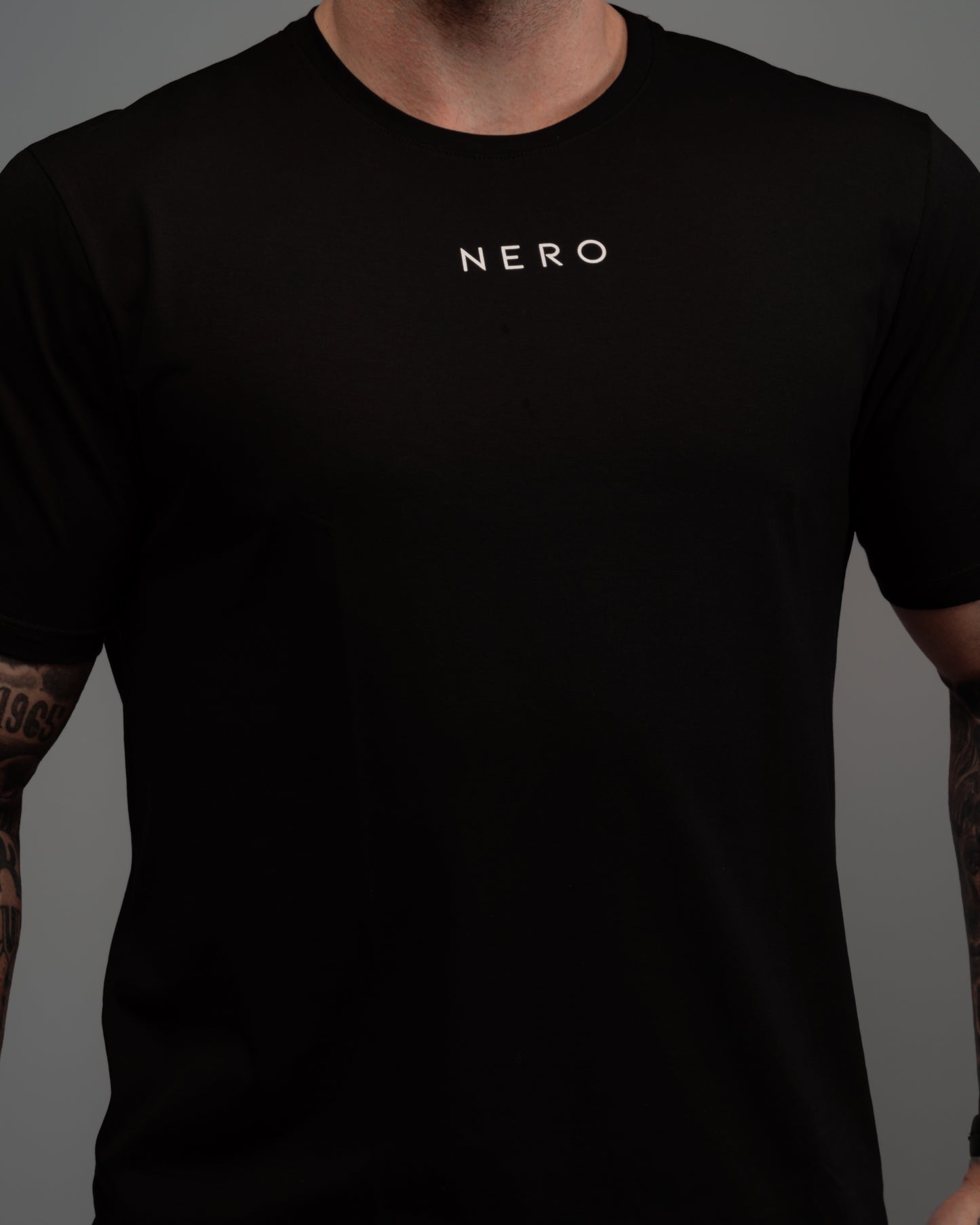 CAMISETA EM ALGODÃO PIMA COM LOGOTIPO CONTRASTANTE