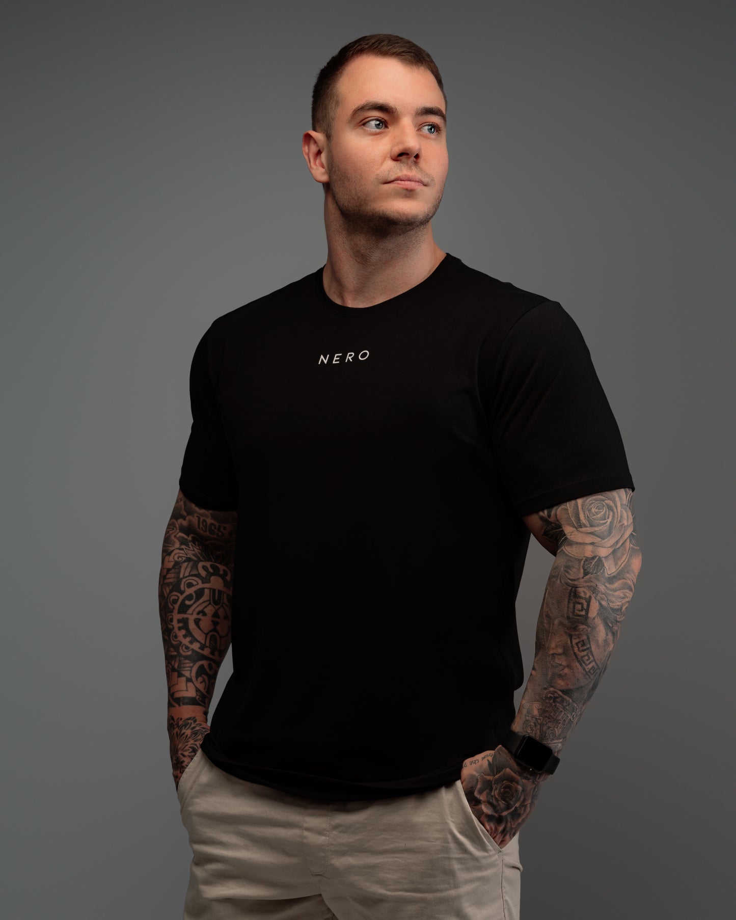 CAMISETA EM ALGODÃO PIMA COM LOGOTIPO CONTRASTANTE