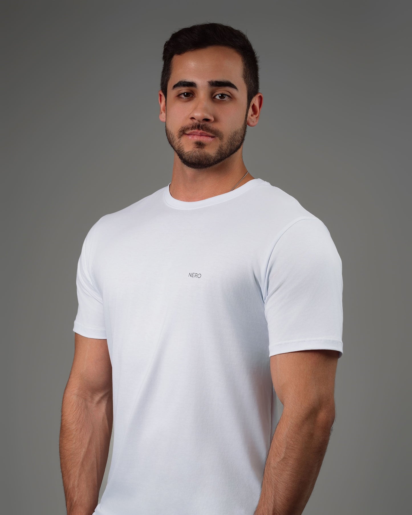 CAMISETA BRANCA EM ALGODÃO PIMA COM LOGO PEITO