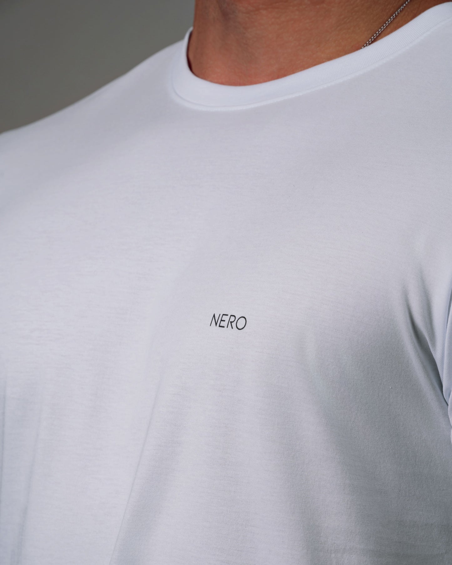 CAMISETA BRANCA EM ALGODÃO PIMA COM LOGO PEITO